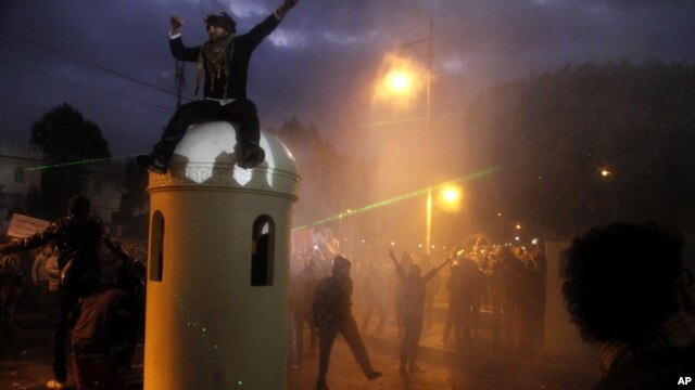Anti-government protesters gather outside Egypt's presidential palace in Cairo, Feb. 1, 2013.