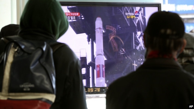South Koreans watch a TV news program about North Korea's rocket launch plans at Seoul Railway Station in Seoul, S. Korea,  Dec. 9, 2012.