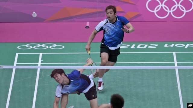 2 tay vợt của Nam Triều Tiên Chung Jae-sung (phải) và Lee Yong-dae thi đấu với cặp đôi của Malaysia Koo Kien Keat và Tan Boon Heong tại trận đấu cầu lông đôi nam 31/07/2012