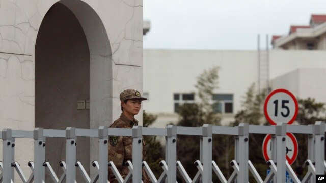 중국군 소속 '해킹 부대' 시설로 알려진 상하이 외곽의 12층 건물. 19일 중국군 병사가 입구를 지키고 있다.