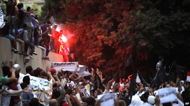 Los manifestantes egipcios asaltaron las murallas de la embajada estadounidense tratando de ingresar.