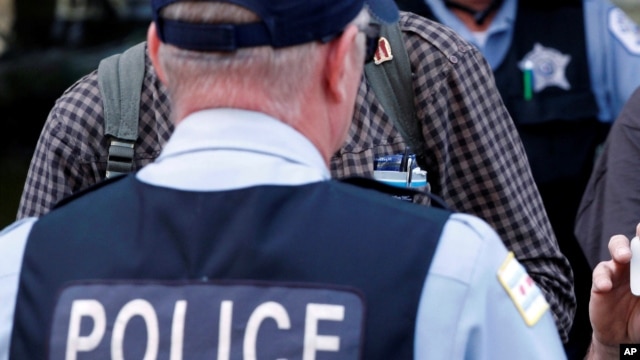 La policía busca a Jiménez por el homicidio premeditado de Estrella Carrera.