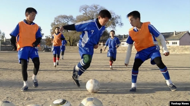 지난해 10월 북한 평안북도 선천군청소년체육학교에서 축구 훈련 중인 북한 학생들. (자료사진)