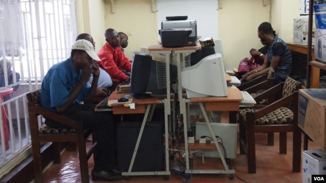 Locals surf the web at an Internet cafe in Kinshasa, Democratic Republic of Congo. - VOA/ Nick Long