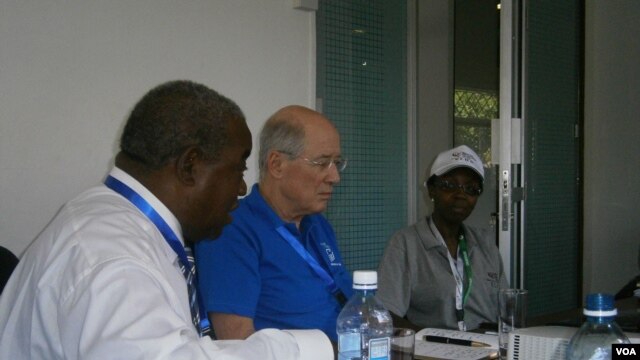 President Rupiah Banda withe Dr. John Stremlau, the vice president for peace programs at the Carter Center and Mercy Njoroge, national coordinator for the Carter Center's poll observer group.
