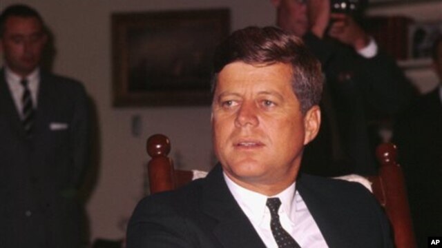 Tổng thống Kennedy, một Tổng thống được dân chúng Mỹ mến mộ, bị ám sát vào ngày 22 tháng 11 năm 1963 tại Dallas, Texas.