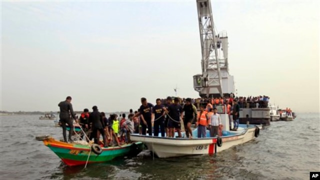 Anggota Angkatan Laut Bangladesh membantu pencarian korban kapal ferry yang terbalik di sungai Meghna, Munshiganj, selatan Dhaka, Bangladesh, 8 Februari 2013. (AP Photo/A.M. Ahad)