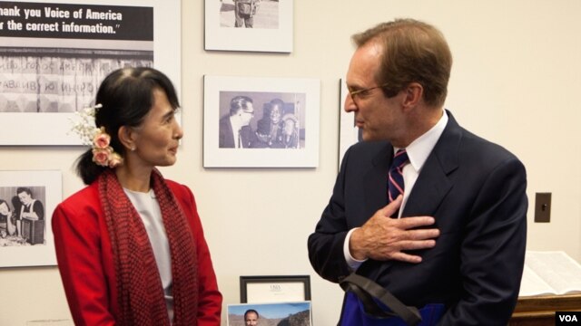 Bà Aung San Suu Kyi nói chuyện với Giám đốc đài VOA David Ensor