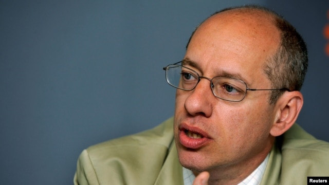 Komisi Perdagangan Federal Amerika atau FTC, Jon Leibowitz (foto: dok). FTC mendenda perusahaan teknologi PATH karena mengumpulkan informasi pribadi seseorang secara ilegal.