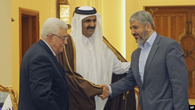 Palestinian President Mahmoud Abbas, Qatar's Emir Sheikh Hamad bin Khalifa al-Thani and Hamas leader Khaled Meshaal (L-R) talk before an agreement signing ceremony in Doha, Qatar, February 6, 2012.