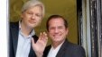 El fundador de WikiLeaks, Julian Assange y el canciller de Ecuador, Ricardo Patino, en la embajada en Londres. 