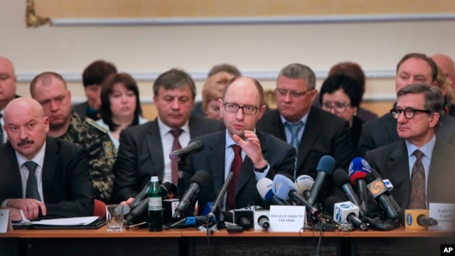 Thủ tướng Ukraine Arseniy Yatsenyuk (giữa) trong một phiên họp với các nhà lãnh đạo vùng ở Donetsk, Ukraine, 11/4/14