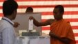 ព្រះសង្ឃ​មួយ​អង្គ​ចូល​រួម​ក្នុង​ការ​បោះឆ្នោត។