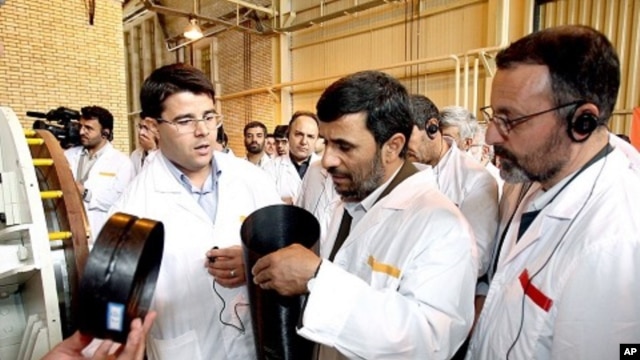 Iranian President Mahmoud Ahmadinejad visits the Natanz nuclear enrichment facility (file photo)