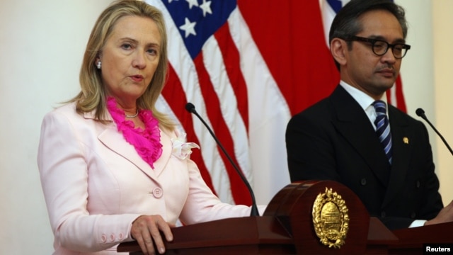 US Secretary of State Hillary Rodham Clinton, left, hold a joint press conference with Indonesian FM Marty Natalegawa in Jakarta, Indonesia, September 3, 2012.
