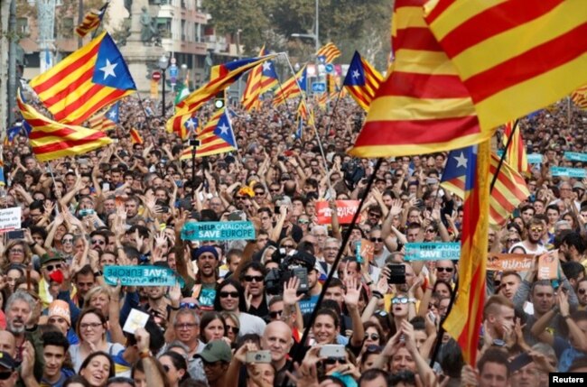 Catalanes que apoyan la secesión reaccionan a la decisión del parlamento regional de declarar la independencia de Madrid. Oct. 27, 2017.