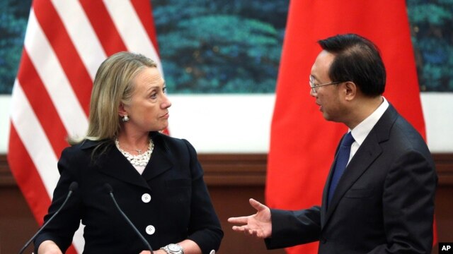 Ngoại trưởng Hoa Kỳ Hillary Clinton nói chuyện với Ngoại trưởng Trung Quốc Dương Khiết Trì sau cuộc họp báo tại Bắc Kinh, ngày 5/9/2012