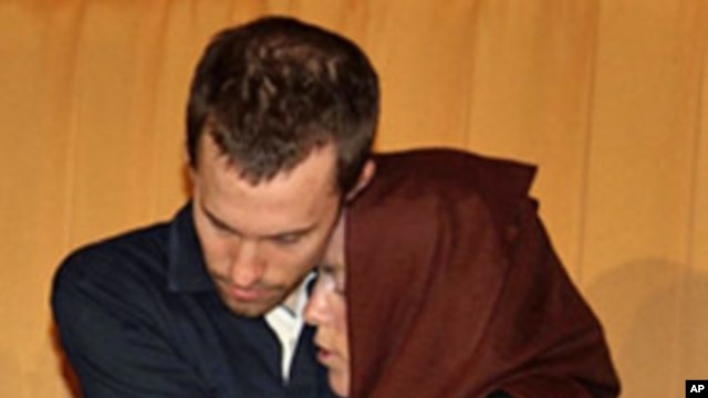 Detained US hiker Shane Bauer hugging his mother Cindy Hickey in Tehran,  20 May 2010, in this picture obtained from Iran's state-run English-language Press TV shows