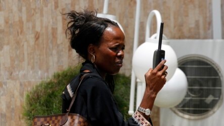 Wata mace tana neman inda zata samun layin wayar salula