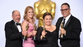 Steve Golin, nga e majta, Blye Pagon Faust, Nicole Rocklin dhe Michael Sugar, fitues të çmimit për filmin më të mirë “Spotlight”. Në Teatrin Dolby në Los Angeles.