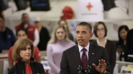 Prezidan Barack Obama avèk prezidan Kwa Wouj  Amerikèn nan, Gail J. McGovern, nan katye jeneral Sant Nasyonal Kwa Wouj la nan Washington D.C.. 