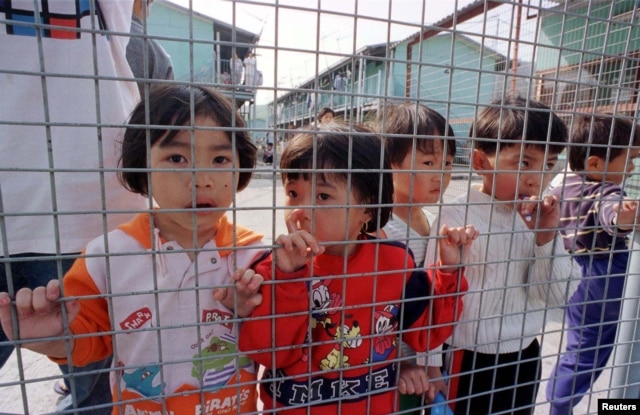 Các trẻ em Việt Nam trong một trại tị nạn tại Hồng Kông, ngày 9/3/1997.