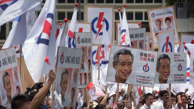 Những người ủng hộ Đảng Nhân dân Hành động (PAP), cổ vũ các nhà lãnh đạo của họ ở trung tâm đề cử, ngày 1/9/2015.