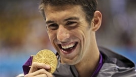 Ameriken Michael Phelps ap montre avèk fyète meday dò li ranpòte pou kous 100 mèt papiyon an vandredi 3 out 2012.  (Foto Matt Slocum/AP)
