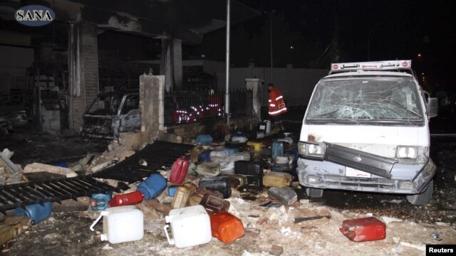 Foto yang dirilis oleh kantor berita SANA, menampilkan gambar puing-puing dan sampah yang nampak berserakan pasca ledakan bom di pompa bensin di distrik Barzeh al-Balad, Damaskus, 3 Januari 2013. (REUTERS/Sana)