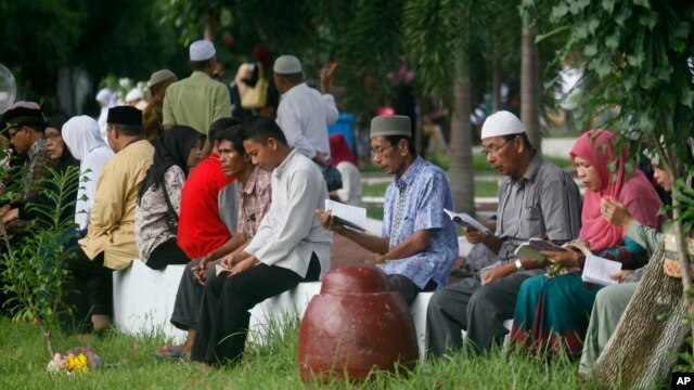 Dân Aceh đọc kinh Quran tại hố chôn tập thể các nạn nhân sóng thần, 26/12/14