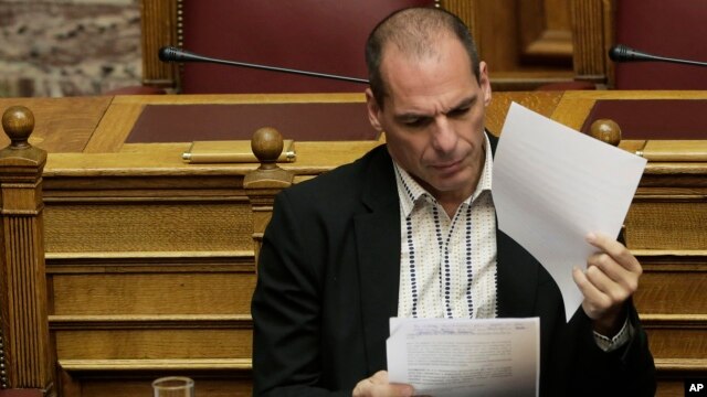 Bộ trưởng Tài chính Hy Lạp Yanis Varoufakis trước một phiên họp quốc hội ở Athens. Ông nói Hy Lạp có ý định đáp ứng tất cả những nghĩa vụ đối với tất cả các chủ nợ