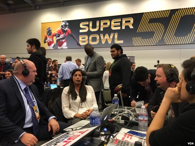 Những người dẫn chương trình của kênh thể thao ESPN chuẩn bị cho trận chung kết Super Bowl 50 tại Trung tâm Hội nghị Moscone ở San Francisco, ngày 5 tháng 2, 2016. (P. Brewer/VOA)