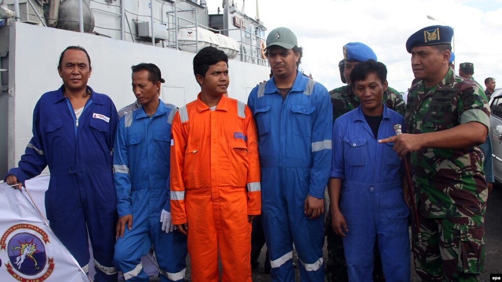 5 thủy thủ Indonesia sống sót sau vụ cướp tàu đã về đến cảng Tarakan ở đảo Borneo, Indonesia, ngày 23/4/2016. Gần đây diễn ra hàng loạt các vụ bắt cóc các thủy thủ Indonesia có liên quan đến nhóm hiếu chiến Abu Sayyaf.