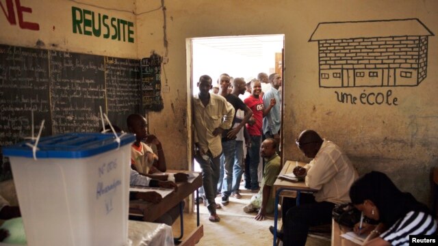 Cử tri xếp hàng chờ bỏ phiếu tại Timbuktu, Mali, ngày 28/7/2013.