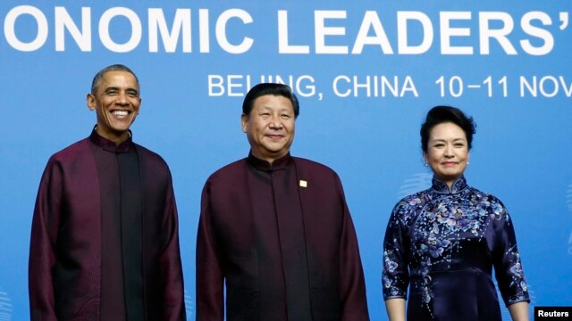 Tổng thống Mỹ Barack Obama, trái, chụp hình với Chủ tịch Trung Quốc Tập Cận Bình và phu nhân Bành Lệ Viện, trong buổi lễ tiếp đón các lãnh đạo thế giới tham dự APEC ở Bắc Kinh, 10/11/2014. 