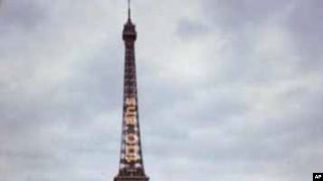 Paris Youths Occupy Mansion to Protest Lack of Jobs