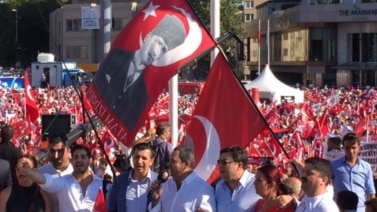 Những người biểu tình tại quảng trường Taksim Square vẫy các lá cờ có hình chân dung ông Mustafa Kemal Ataturk, người sáng lập nước Cộng hòa Thổ Nhĩ Kỳ Cộng, ngày 24 tháng 7 năm 2016. 