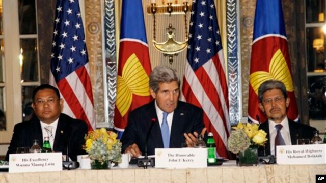 Ngoại trưởng Hoa Kỳ John Kerry (giữa) chủ tọa cuộc họp Ngoại trưởng các nước ASEAN tại New York 27/9/13