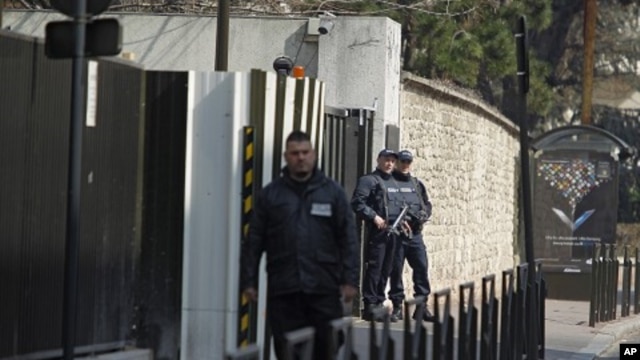 Armed police stand guard outside the French domestic intelligence agency headquarters (DCRI) in Levallois-Perret, near Paris, March 24, 2012. Abdelkader Merah and his girlfriend were transfered here from Toulouse for further questioning about the massacre