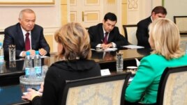 AQSh Davlat kotibasi Xillari Klinton 2010 va 2011-yillarda Toshkentga borib, Islom Karimov bilan uchrashgan edi (Suratni kattalashtirish mumkin)