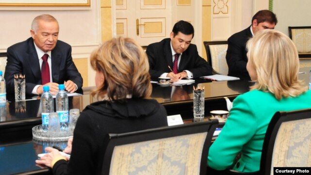 AQSh Davlat kotibasi Xillari Klinton 2010 va 2011-yillarda Toshkentga borib, Islom Karimov bilan uchrashgan edi (Suratni kattalashtirish mumkin)