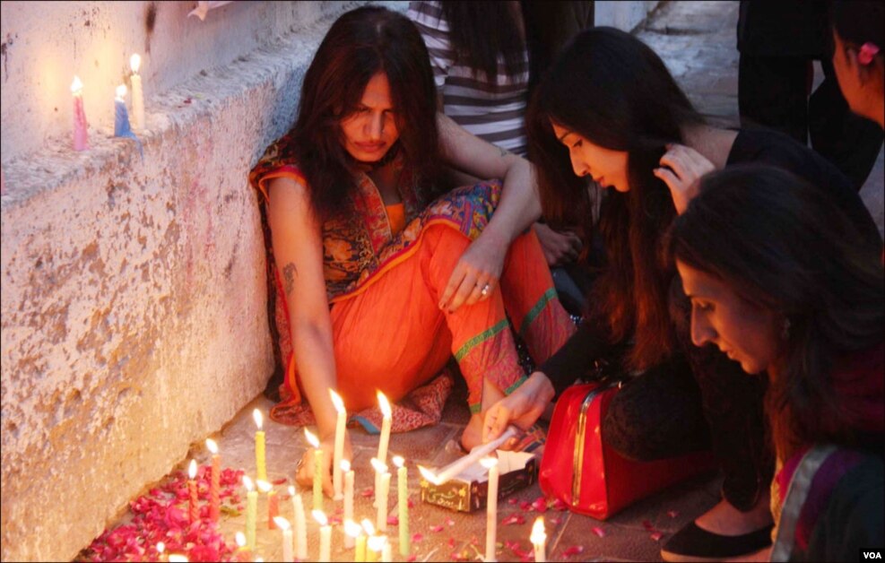 کراچی کے خواجہ سرا علیشہ کی یاد میں شمعیں روشن کرتے ہوئے