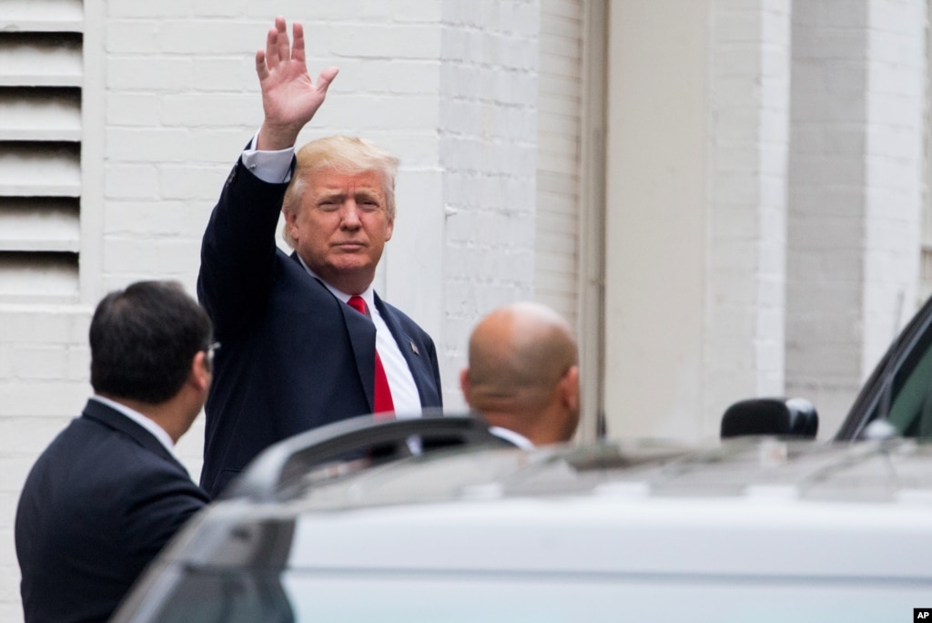 vilnius lituaniens rient jaune voyant trump embrasse poutine bouche vilnius lituaniens rient jaune voyant trump embrasse poutine bouche