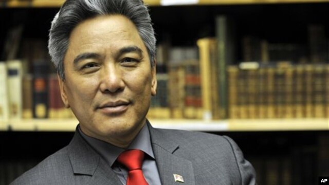 ** ARCHIV ** Der Chefdiplomat des Dalai Lama, Kelsang Gyaltsen, sitzt am Freitag, 6. Maerz 2009, im Museum fuer Voelkerkunde in Hamburg vor einem Regal mit historischen Buechern. (AP Photo/Axel Heimken, Archiv) ** zu unserem Interview ** --- ** FILE ** Ke