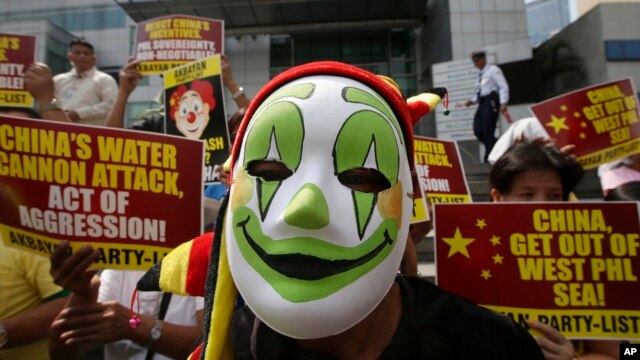 Người Philippines biểu tình trước Lãnh sự quán Trung Quốc tại khu tài chính Makati ở Manila.