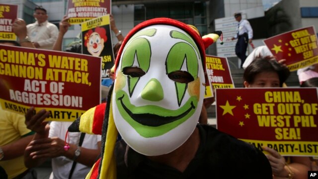 Cuộc biểu tình của người biểu tình trước Lãnh sự quán Trung Quốc phản đối hành động phun vòi rồng của lực lượng tuần duyên Trung Quốc đối với ngư dân Philppines ở Bãi cạn Scarborough, Biển Đông, 3/3/2014.