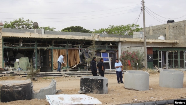 Chủ nhân dọn dẹp cửa hàng sau vụ đánh bom tự sát tại gần thành phố Mistrata, Libya, ngày 31/5/2015.