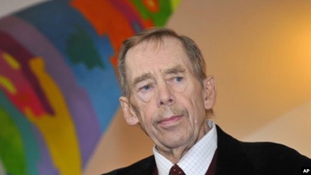 Former Czech president Vaclav Havel launches Amnesty International's campaign in support of three prisoners of conscience, Syrian lawyer Muhannad Al-Hasani, Iranian woman Sakineh Ashtiani and Chinese journalist Shi Tao, in Prague, Czech Republic. (File Ph
