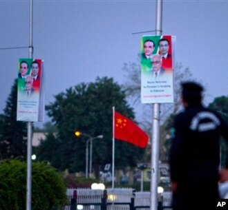 Seorang polisi tengah berjaga di dekat spanduk yang menghiasi sekitar kantor Presiden Pakistan di Islamabad, untuk menyambut kedatangan PM China Li Keqiang. PM China dijadwalkan akan tiba di Islamabad, hari ini (22/5) untuk kunjungan resmi di negara itu selama dua hari.