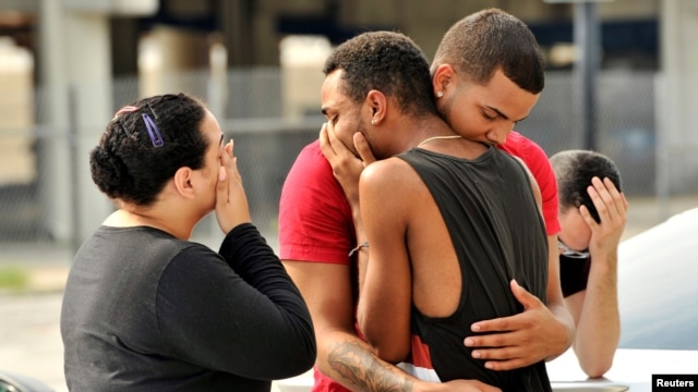 Bạn bè và người thân ôm nhau bên ngoài Sở Cảnh sát Orlando trong khi một cuộc điều tra đang được tiến hành, ở thành phố Orlando, bang Florida, ngày 12 tháng 6, 2016.